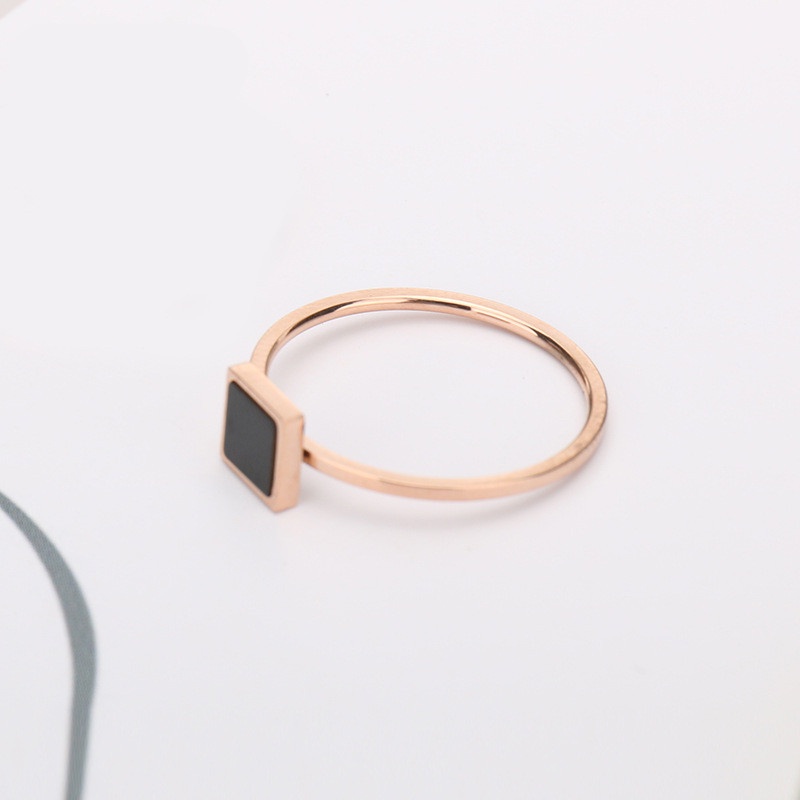 Cincin tipis hitam segi4 titanium Karet