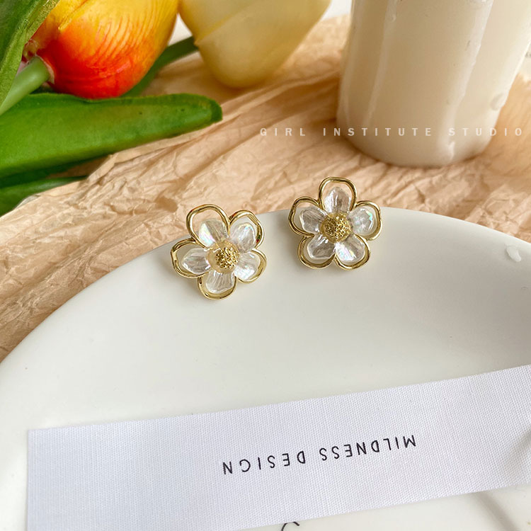 YEEZII Retro Shell Flower Gold Earrings Simple Elegant Temperament Petal Stud Earring Women Jewelry Accessories Party Gifts