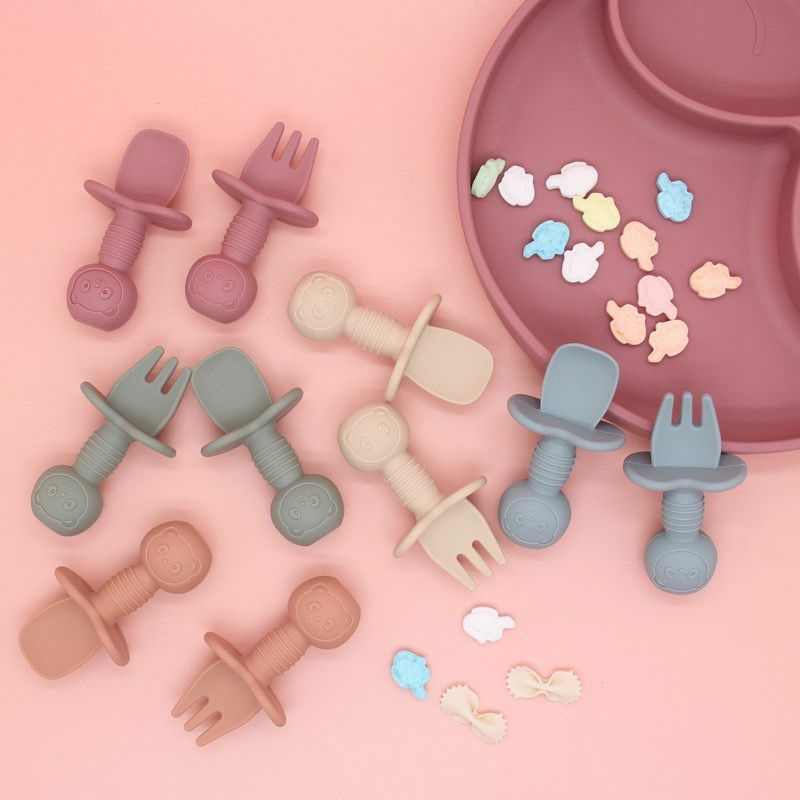 SENDOK SET SILICONE MUNGIL UNTUK BAYI 1 set sendok garpu + box silicon, silikon anti sedakSPOON / HIGH QUALITY FOOD GRADE BABY SILICONE SPOON / BABY TRAINING FORK &amp; SPOON/ BABY FEEDING SPOON SET SENDOK UNTUK BAYI SENDOK UNTUK BELAJAR MAKAN BAYI