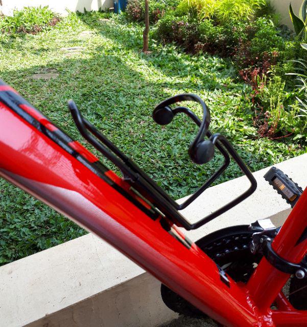 Tempat Minum Botol Cage Alloy Pelindung Karet Elegan