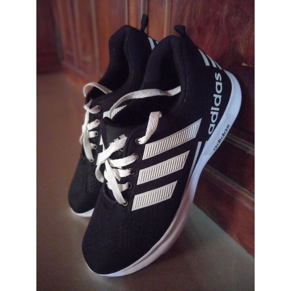 Sepatu adidas pria hitam putih