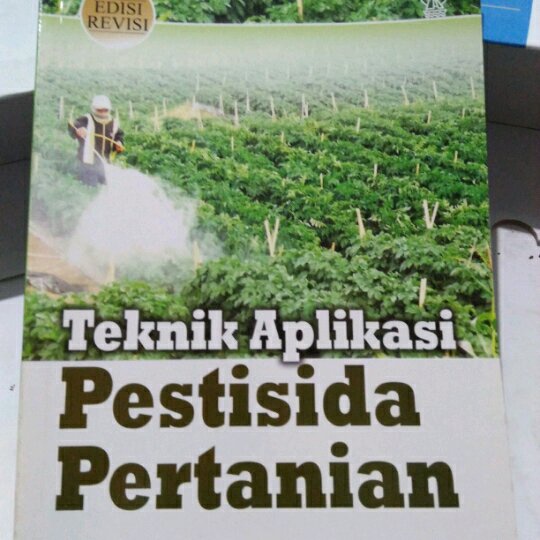 Buku Teknik Aplikasi Pestisida Pertanian Edisi Revisi - Panut Djojosumarto