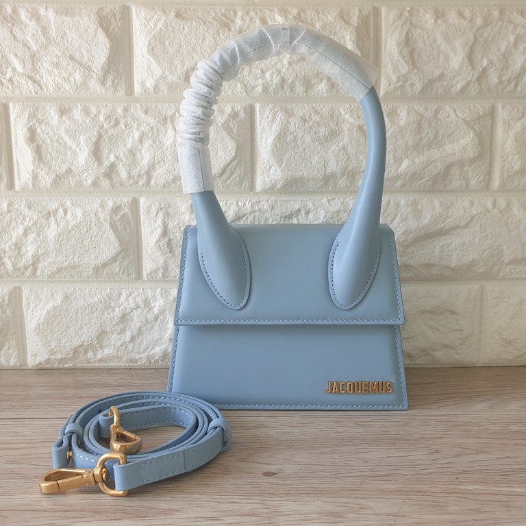 Tas Jacquemus baru untuk wanita