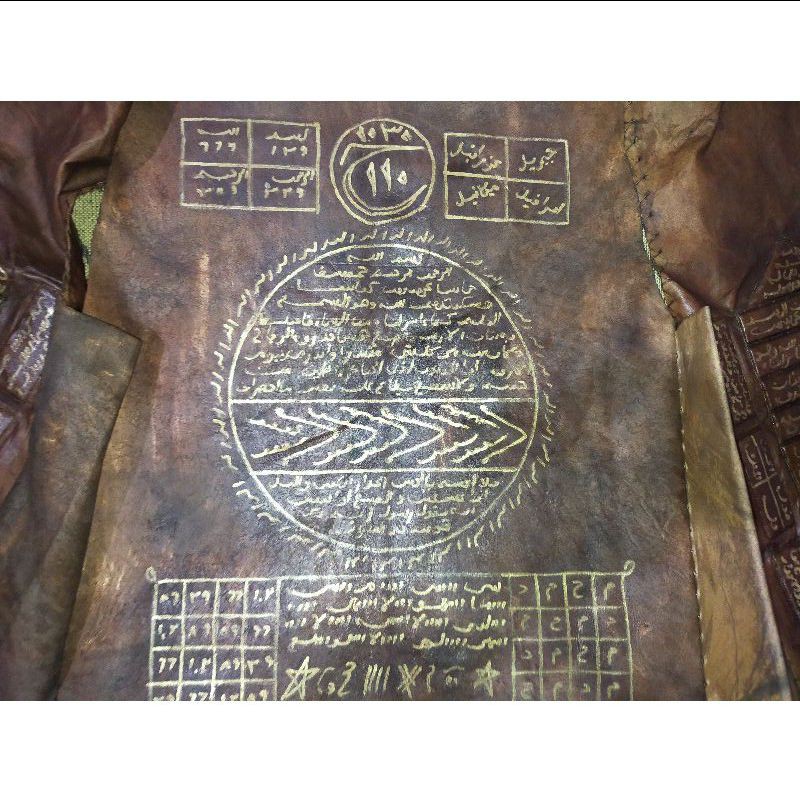 Rompi kulit Rajah asli.