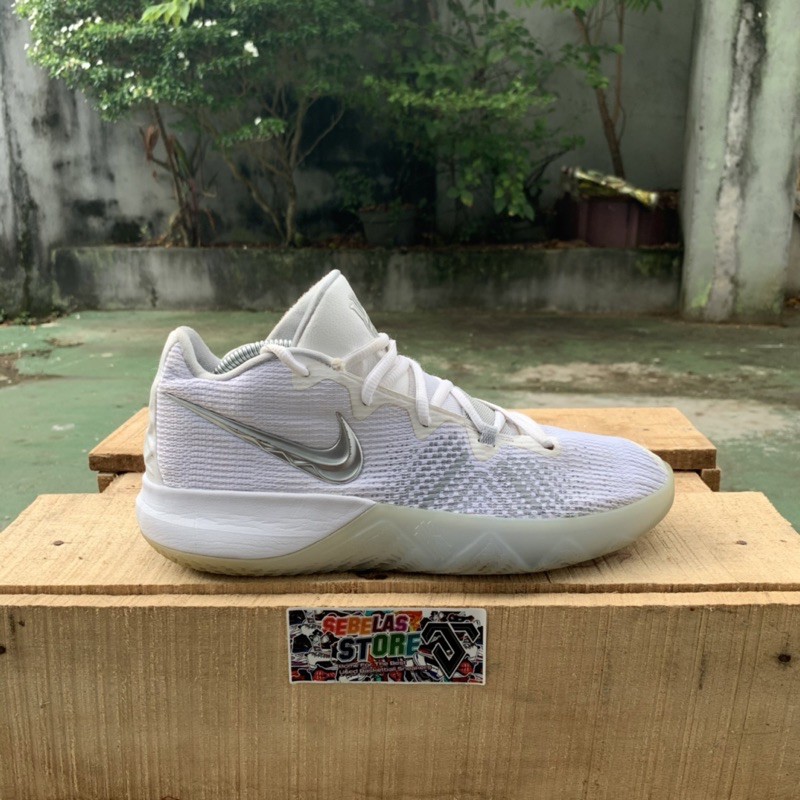 Sepatu Basket Nike Kyrie Putih Second Bekas Original Size 42,5