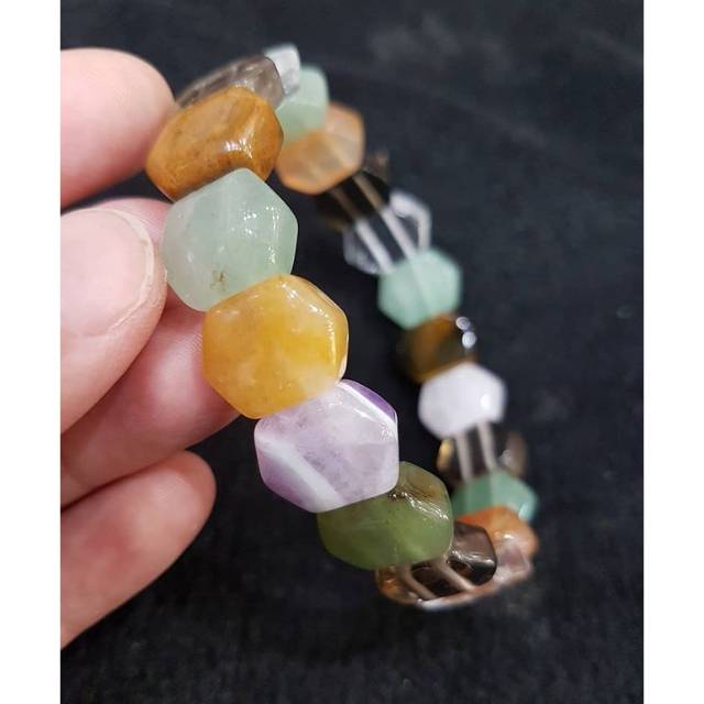 Gelang Batu Warna-warni