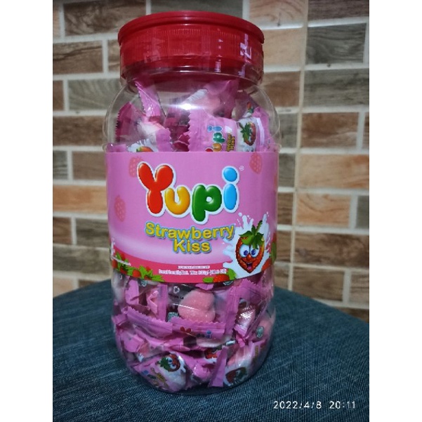 Permen Yupi Strwberry Kiss Toples 300gr