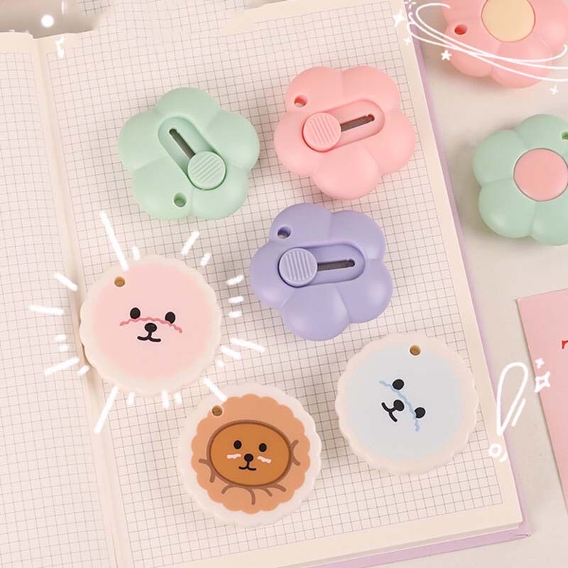 

READY STOCK BISA COD - CUTTER MINI LUCU BENTUK BUNGA KAWAII PISAU KECIL TAJAM UNBOXING PAKET AESTHETIC VIRAL MURAH UNIK FANCY IMPOR GAYA REMAJA CEWEK KOREA KARAKTER KARTUN BONEKA ANAK PEREMPUAN POTONG TAHAN LAMA BESI ANTI KARAT WARNA UNGU PINK HIJAU