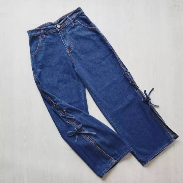 Celana levis wanita
