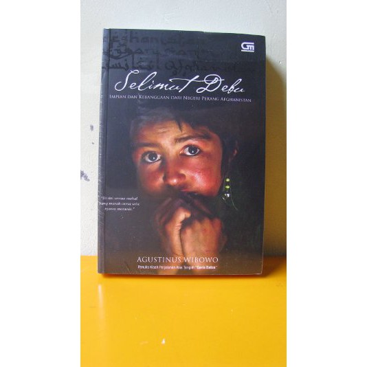 buku Selimut Debu Agustinus Wibowo terlaris