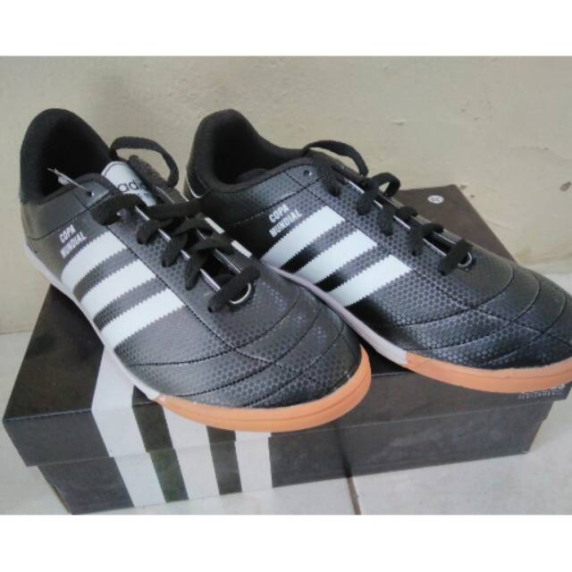 Sepatu futsal Adidas copa