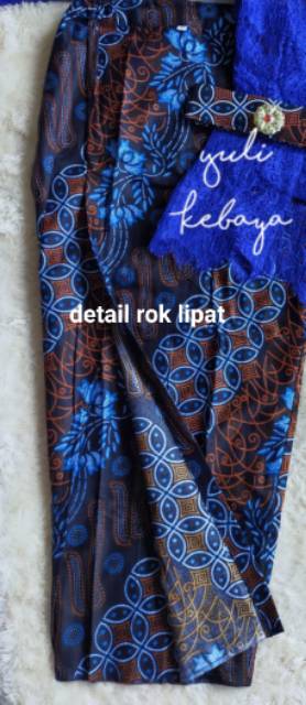 Set Kebaya Bali Lengan Panjang Warna Biru dengan Rok Lipat Pramugari