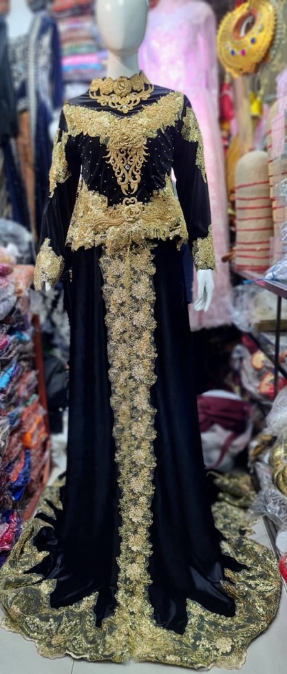 Kebaya bludru hitam....