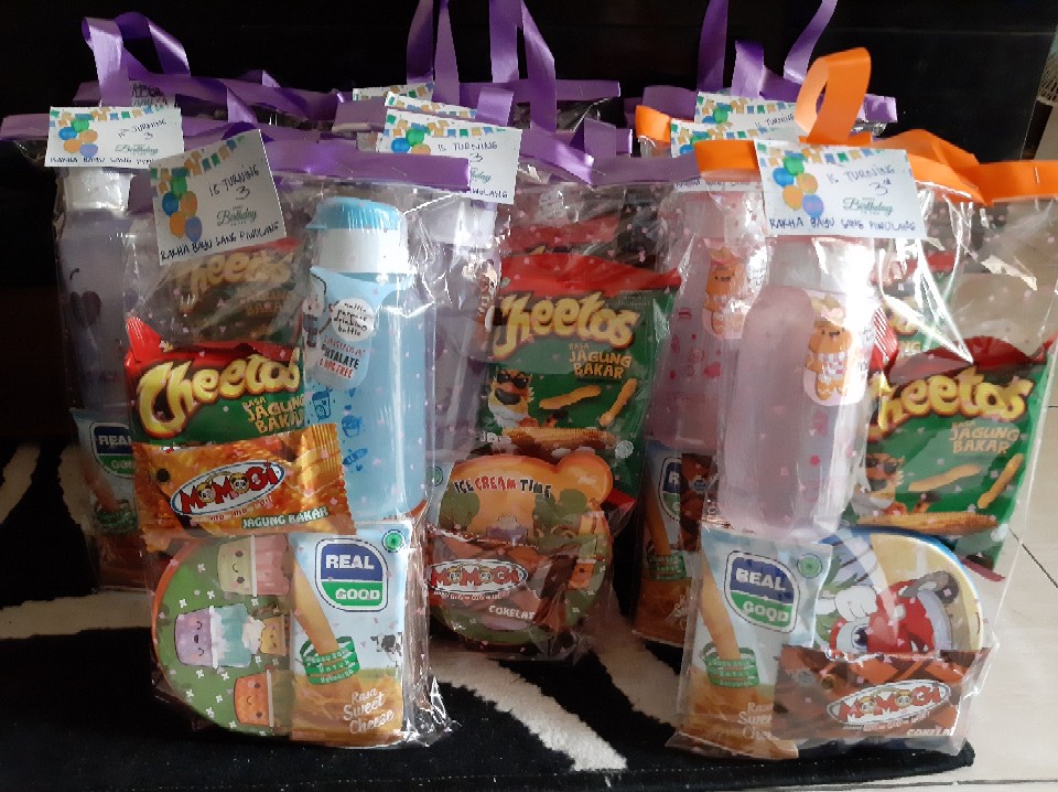 Parcel Bingkisa Snack + Botol Minum Kemasan Ulang Tahun
