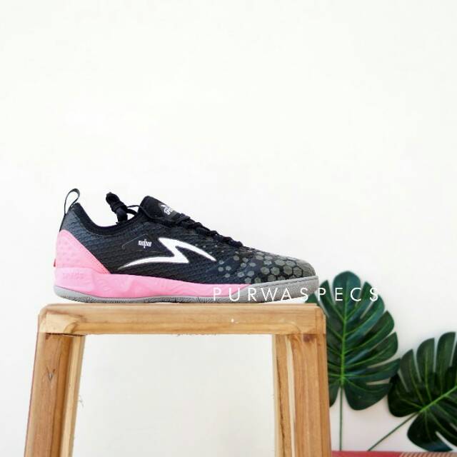 Sepatu Futsal Specs Metasala Knight - Black/Dark Granite/Maiden Pink