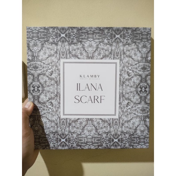 Ilana Scarf Wearing Klamby