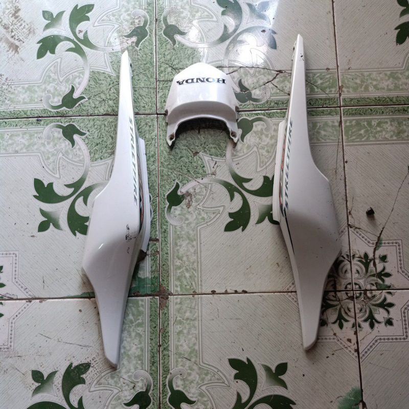 body belakang CB150R old putih 2014