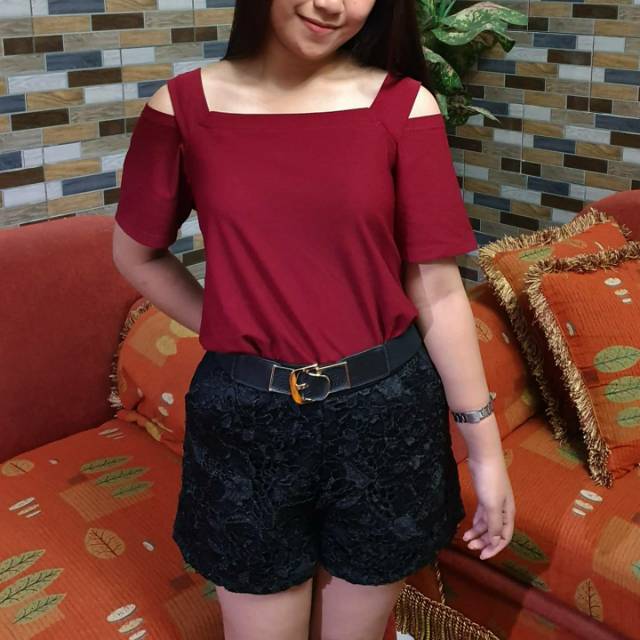Set Atasan sabrina maroon / Hotpants Brokat This is april