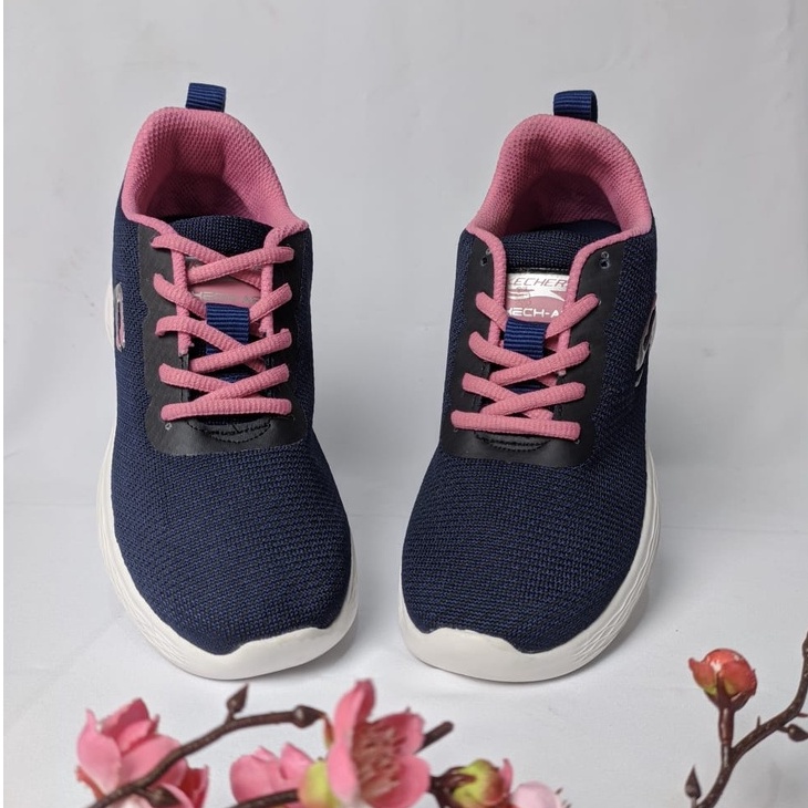 Sepatu Senam Sneakers Wanita  Flyknit Import Korea Sepatu Slop Wanita Model Korea Sepatu Sketchers Wanita Go Elite