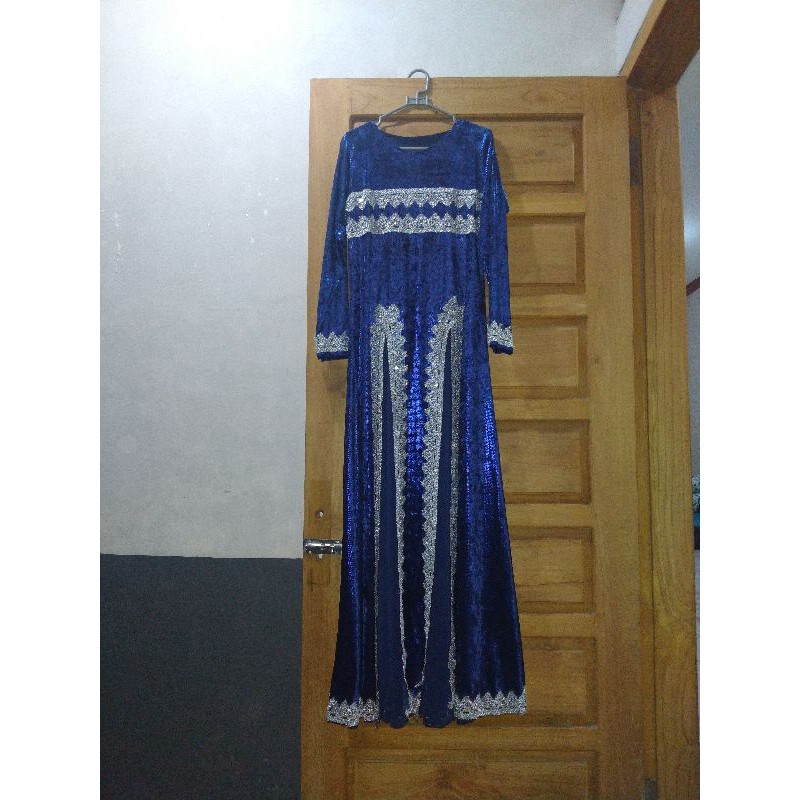 dress pesta bludru
