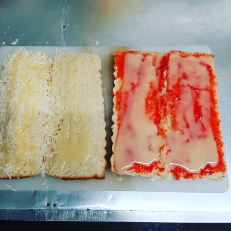 

roti bakar keju susu-stroberi susu