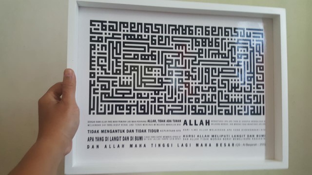 Kaligrafi Kufi Ayat Kursi Classic Hitam Putih Uk 30x40