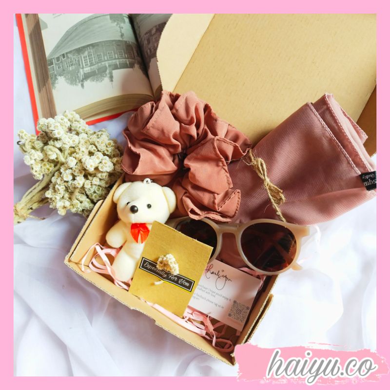 

[READY] Set Gift Box Hijab Hampers Kado Cewek Wisuda Ulang Tahun By Haiyu.co