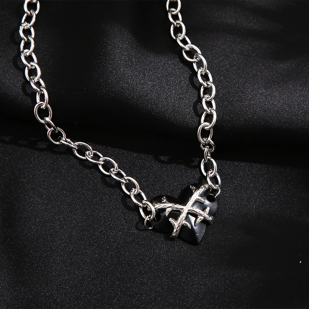 Kalung Rantai Choker Liontin Hati Hitam Besar Bahan Logam Warna Perak Gaya Vintage Untuk Wanita