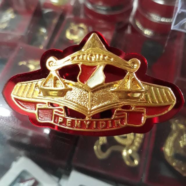 Lencana Penyidik belakang mika