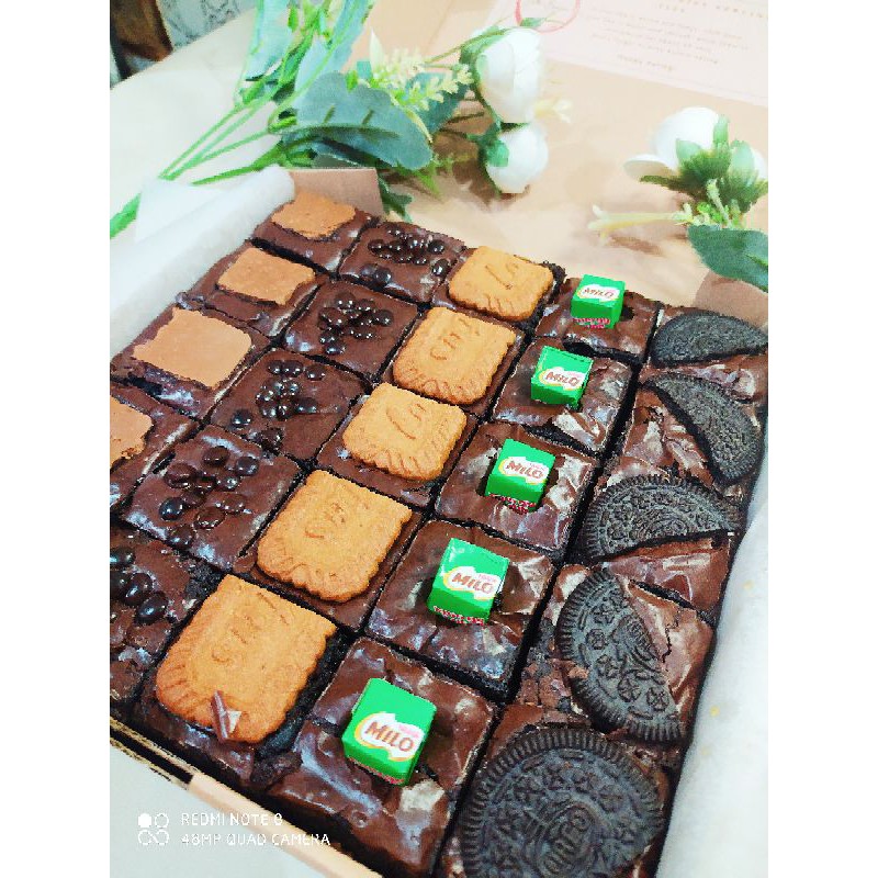 BESTSELLER Brownies Bella Brownies FUDGY Panggang Sekat topping Silverqueen Cocochips Lotus Biscoff Oreo Milo II HAMPERS LEBARAN 2023