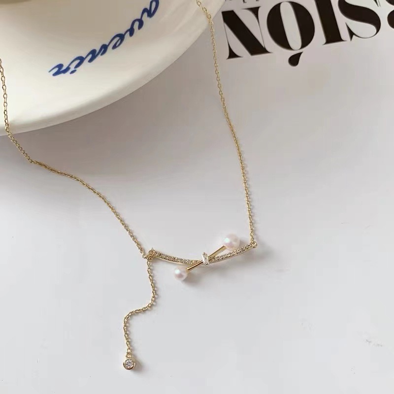 Kalung Rantai Klavikula Hias Liontin Kristal Mutiara Berlian Rumbai Bahan Baja Titanium Warna Emas Untuk Wanita