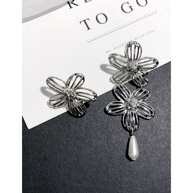 LRC Anting Tusuk Fashion Silver Color Flower Shape Decorated Earrings