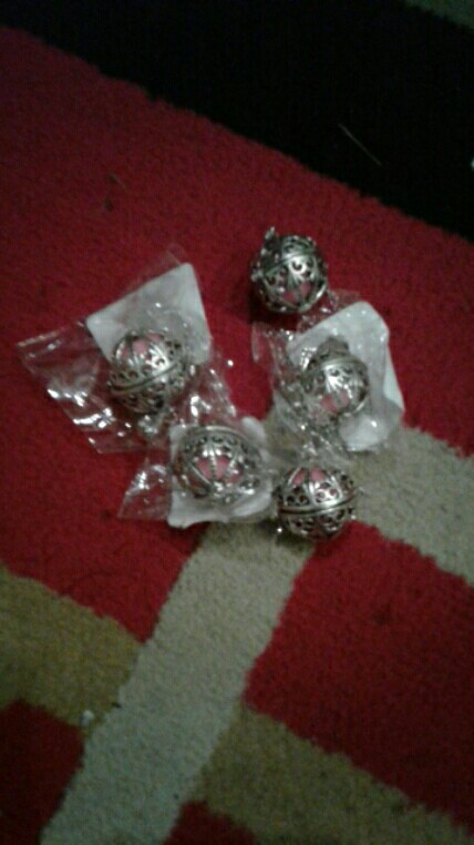 Kalung Diffuser Minyak Esensial Wangi Hollow Warna Silver Untuk Wanita