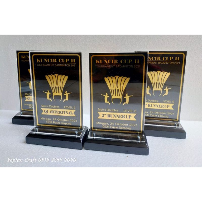 Plakat Piala Badminton Akrilik Simpel