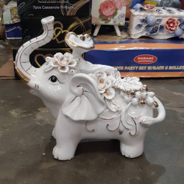 Pajangan lemari kaca-Jual pajangan keramik import- Patung keramik-Hiasan murah-dekorasi rumah