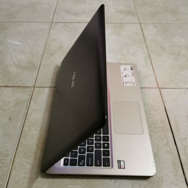 Laptop Asus X540YA Amd E1-7010 Layar 15 inc Vga Amd Radeon R2 Graphics Windows 10 mulus