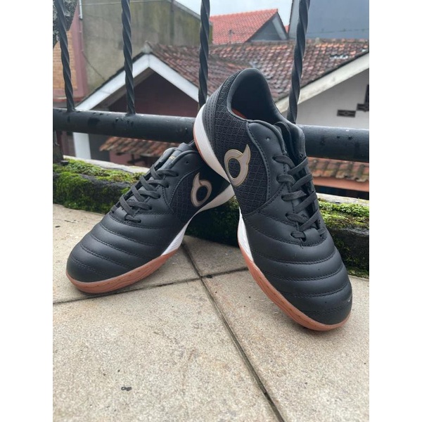 SEPATU FUTSAL ORTUSEIGHT JOGOSALA VOLTA BLACK