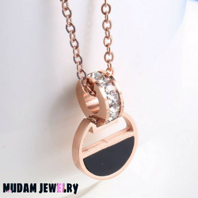 Kalung Titanium Semi Circular Black Zircon Lapis Emas 18K