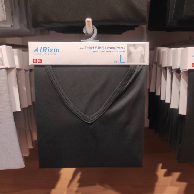 Uniqlo Men Airism Tshirt V Neck Lengan Pendek