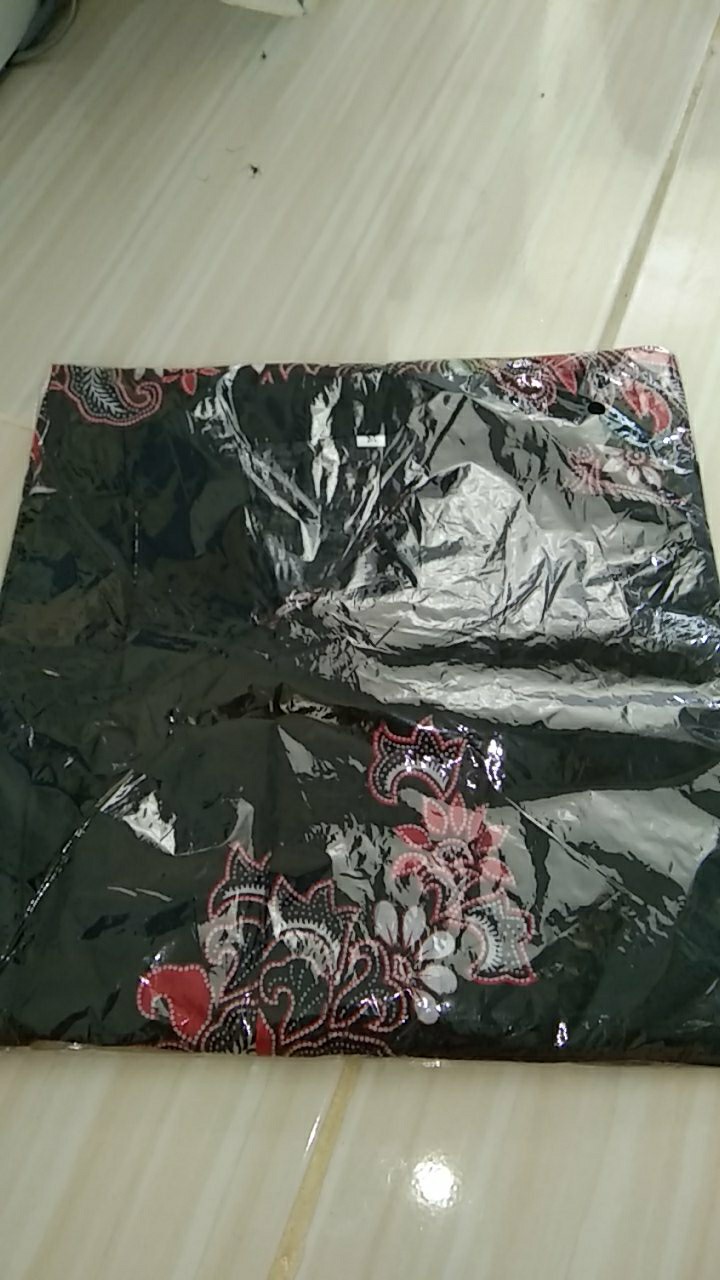 Kemeja Batik Pria Sakura Merah Warna Dasar Hitam