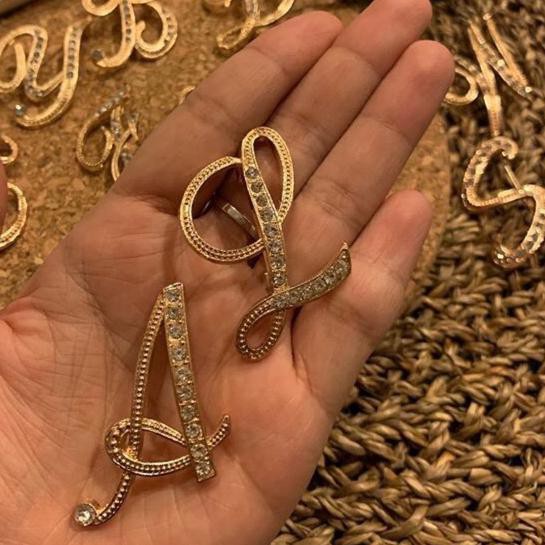 ┤ B.I.G D.E.A.L Bros huruf Gold  murah sudah dengan kotak bros cantik bros murah elegan ekslusif