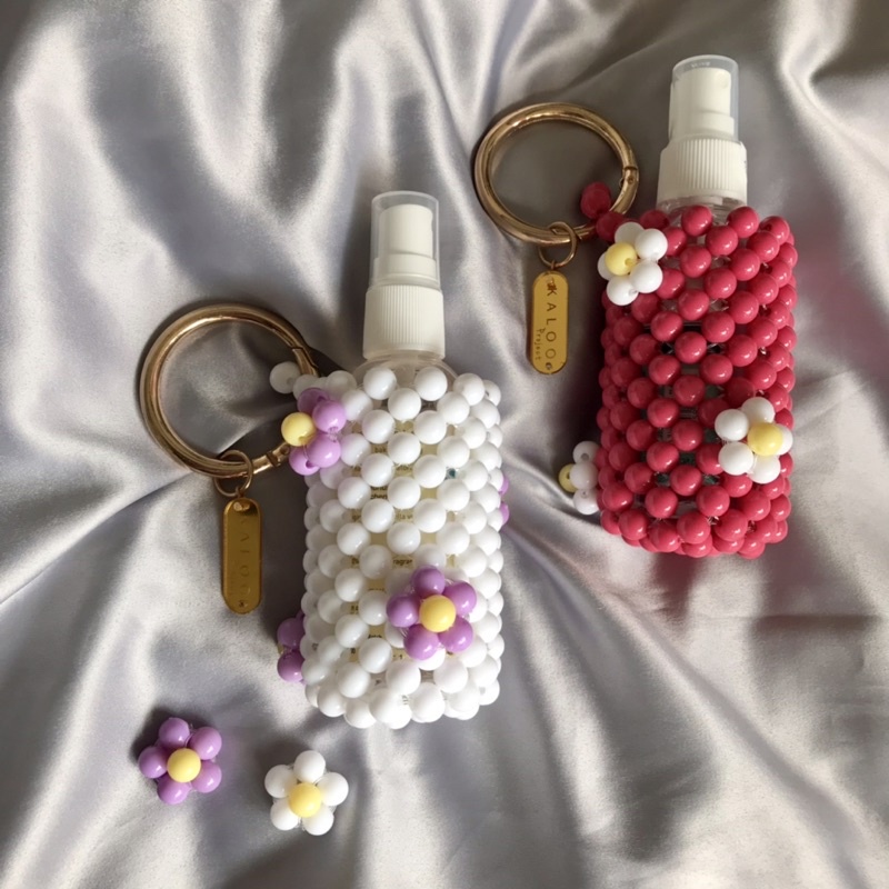 Hand sanitizer holder with daisy