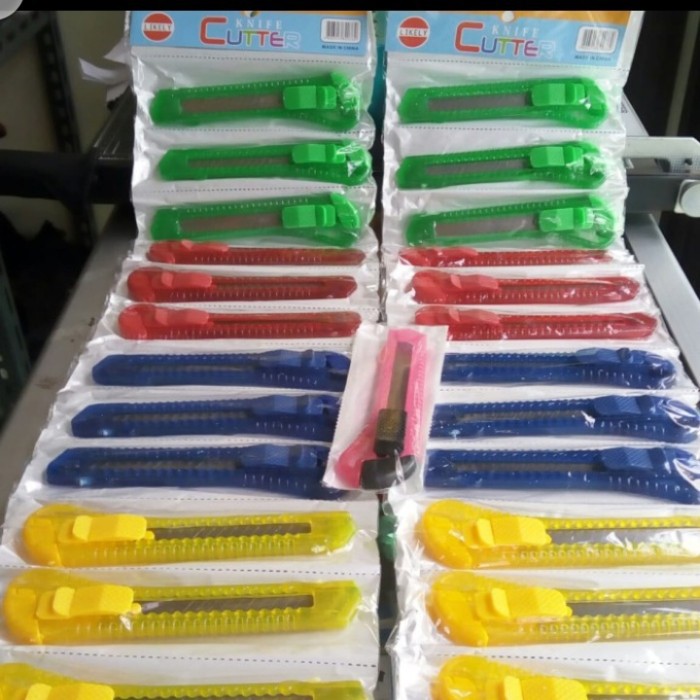 Cutter Blade Autostop Pisau Kater Plastik Besar Warna Warni Bening