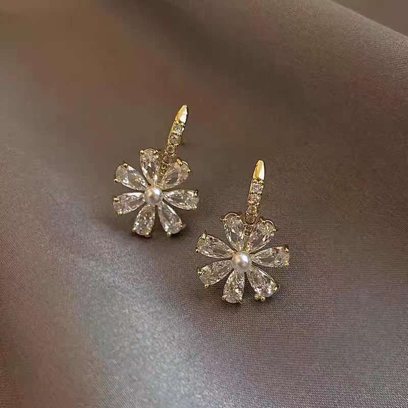 Kepingan salju anting-anting segar anting-anting wanita elegan berlian bersinar giwang telinga dingi