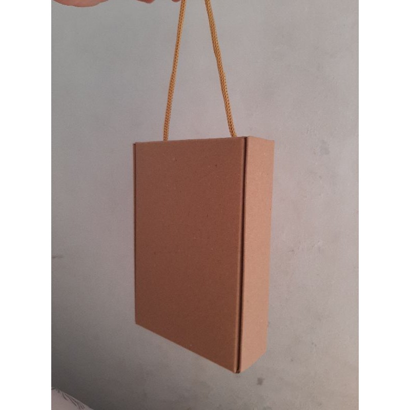 

box ada tali nya 16x19x8 cm