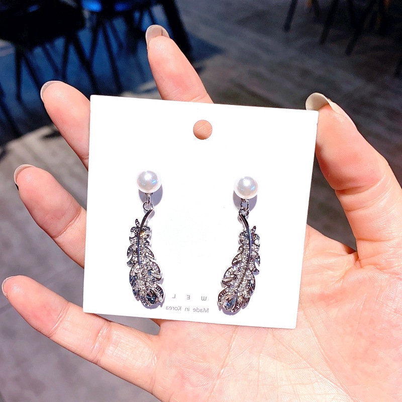 Anting Desain Bulu Aksen Mutiara Warna Silver Gaya Korea