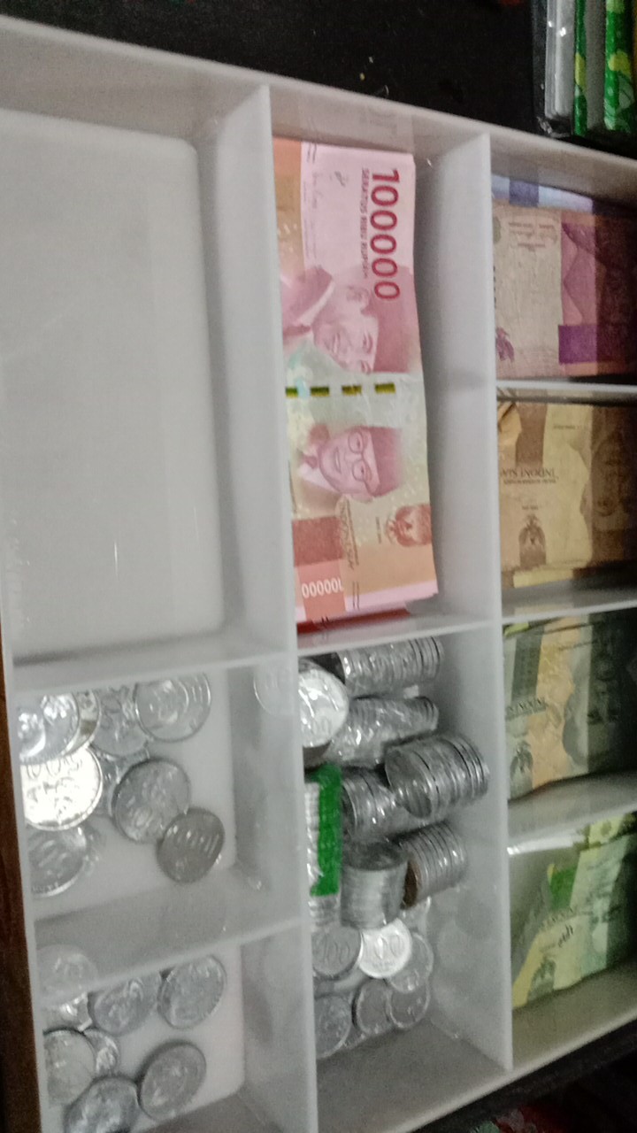 Tempat Uang Acrylic 2mm Putih Susu