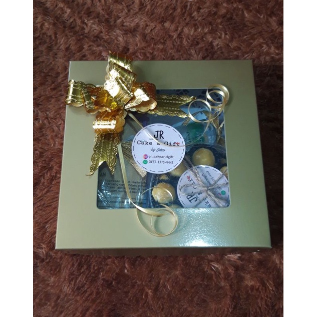 

Hampers elegan murah isi Nastar+Kacang telur+Masker+Handsanitizer