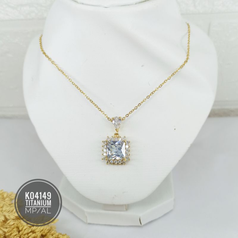 Kalung Titanium Mewah Zircon Persegi K04149