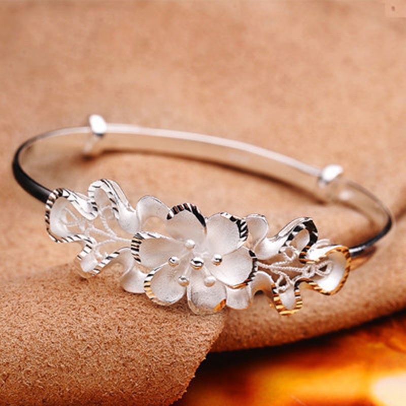 Gelang Adjustable Desain Bunga Bauhinia Bahan Stainless Untuk Wanita